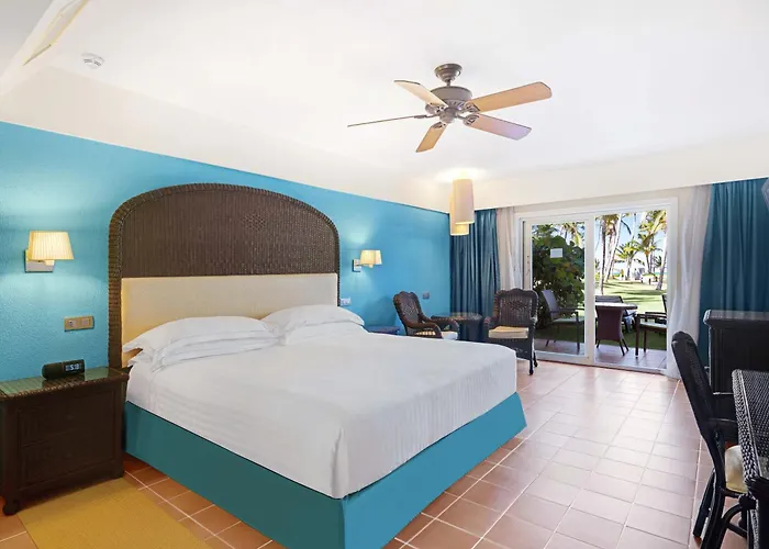 Quarto superior com cama queen com vista para piscina