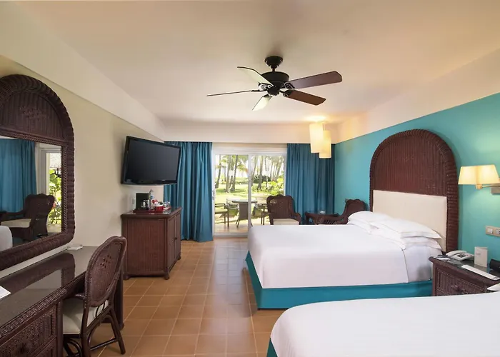 Quarto superior com cama queen com vista para piscina