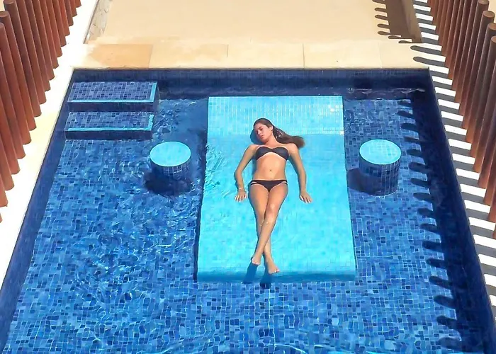 Quarto superior com cama queen com vista para piscina
